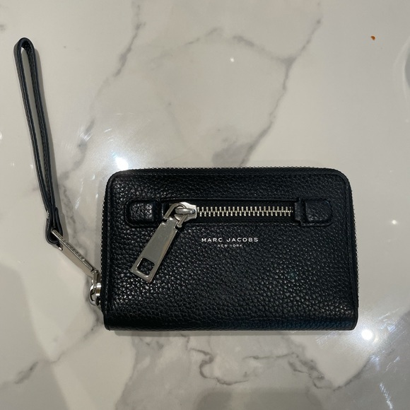 Marc Jacobs Handbags - Marc Jacobs Black leather Wristlet